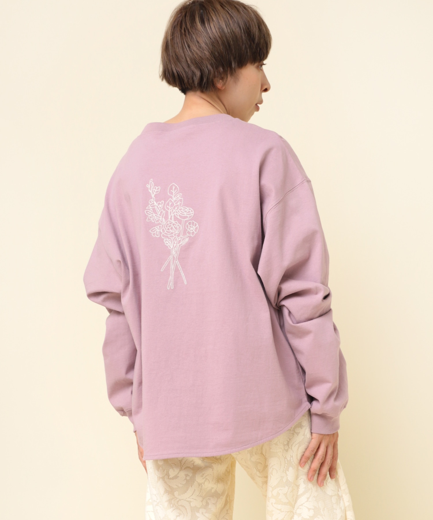 M2205 The moment&Embroidery Tシャツ