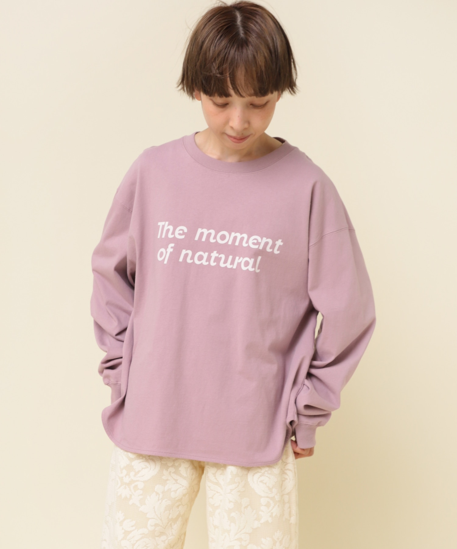 M2205 The moment&Embroidery Tシャツ